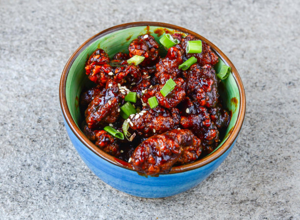 亚洲新华特别牛肉在盘子里被隔离在背景上的亚洲食物俯视图图片下载