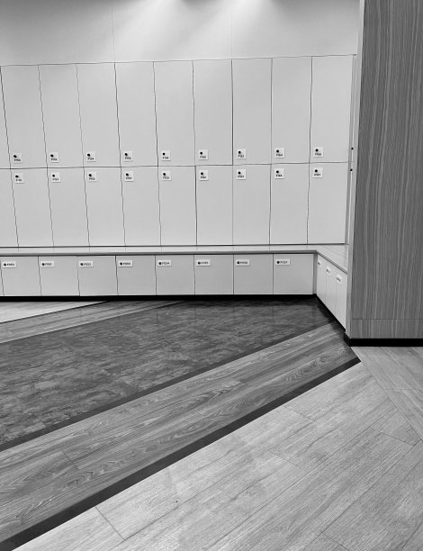健身房更衣室的个人物品以黑白为主题图片下载