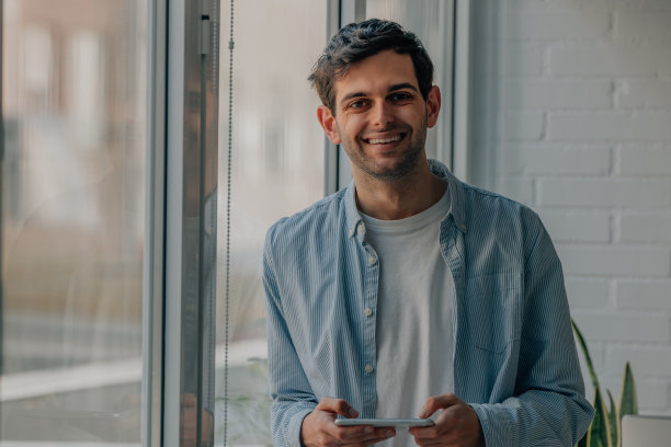 在家或办公室有手机的人图片下载