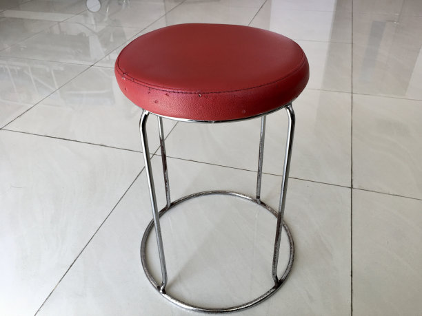 白色地板上的红色圆椅子图片下载