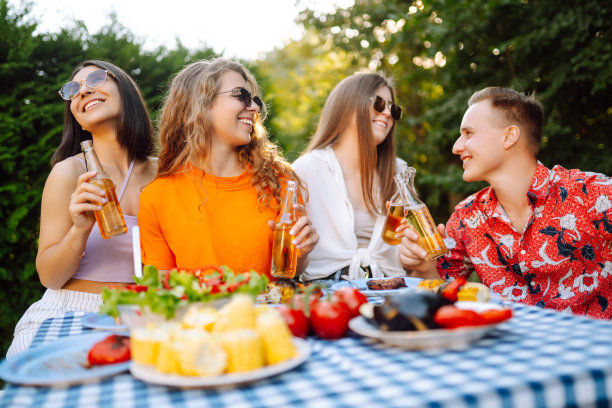 一群年轻的朋友在野餐，喝着啤酒图片下载