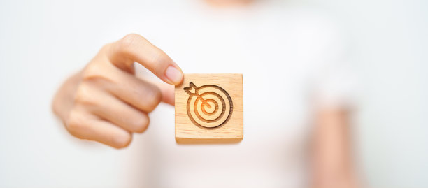 手持飞镖块与企业的目标，战略，目标，使命，行动，目标，目的和成功的概念图片下载
