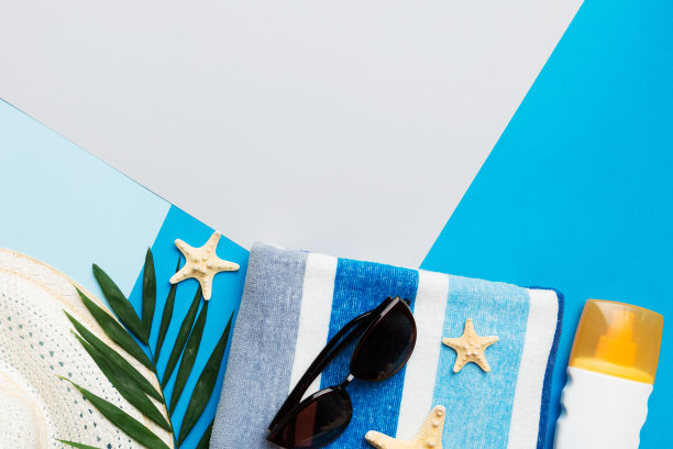 沙滩饰品草帽和贝壳在彩色桌上。夏季概念背景图片下载