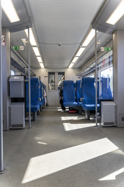 通勤火车车厢。铁路运输内部图片下载