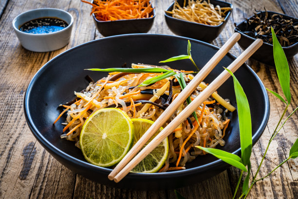 木制背景上的米线和蔬菜图片下载