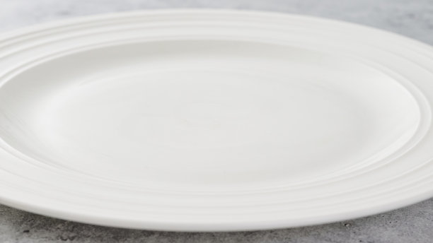 浅灰色背景上的白色陶瓷板特写图片下载
