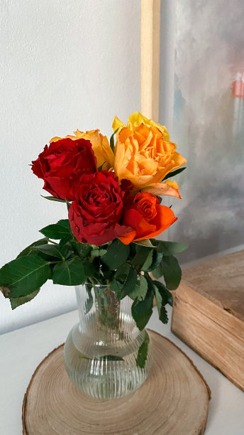 花瓶里有红色、橙色和黄色的玫瑰图片下载