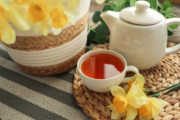 一杯茶，几支蜡烛，一篮水仙花，春色唯美的照片图片下载