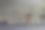 健身女性在现代健身房通过各种锻炼锻炼柔韧性和力量，展示她对健身的承诺图片下载
