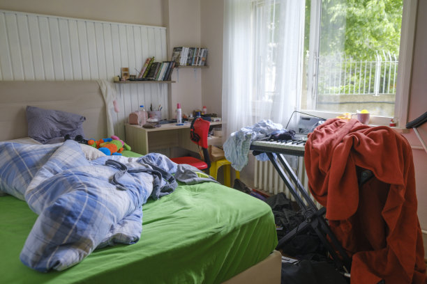 凌乱的少女房间。图片下载