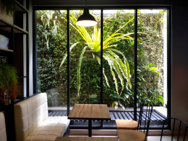 咖啡馆里的桌椅和大窗户图片下载