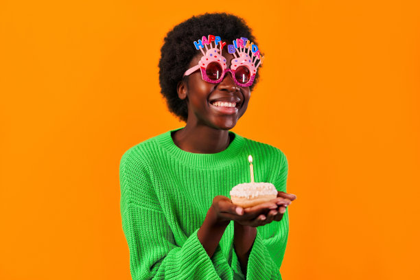 被孤立在背景中的非裔美国女性图片下载