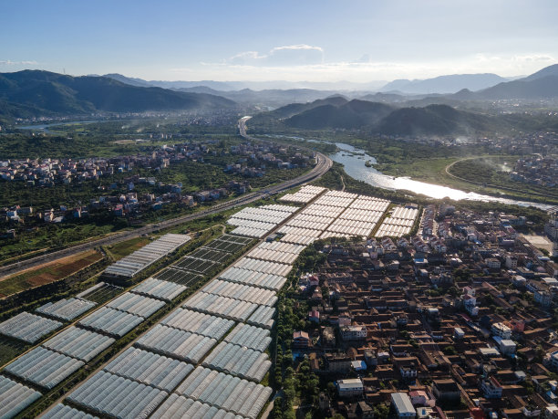 高速公路旁农用蔬菜大棚鸟瞰图图片下载