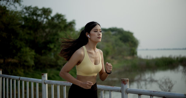 年轻女子在户外公园健身图片下载