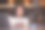 黑人女性，带着微笑的手机和笔记本电脑，用于社交媒体、交流或在咖啡馆聊天和发短信。快乐的非裔美国女性自由职业者浏览，打字或在智能手机应用程序上远程工作图片下载
