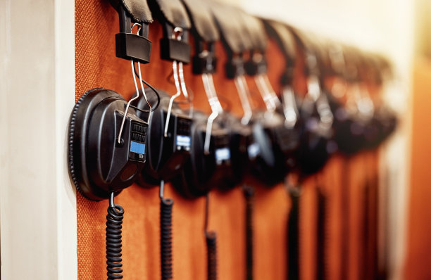 音乐，设备和耳机在一个工作室展出，用于制作，流媒体和广播。声音，耳机和设备显示收听轨道，音频或娱乐记录图片下载