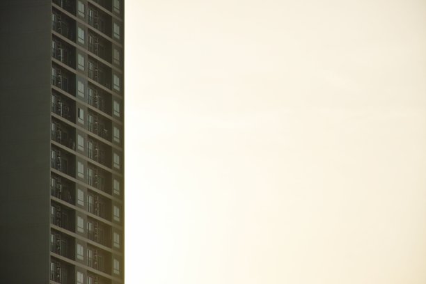 日落天空下的剪影住宅楼图片下载