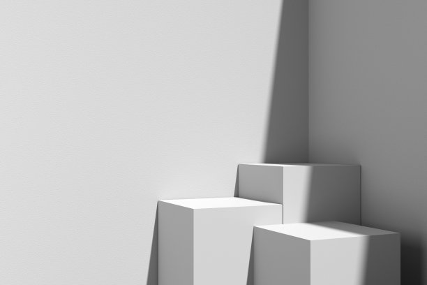 三个灰色的方形立方体的讲台和墙壁与夏天的阳光。产品展示的台架或背景。模拟一个空的底座来展示。图片下载