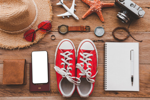 旅游配件服装。为旅行准备旅行地图的费用。旅游规划概念图片下载