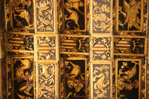 西班牙瓦伦西亚丝绸市场内部的细节。柱子、天花板和彩色玻璃图片下载