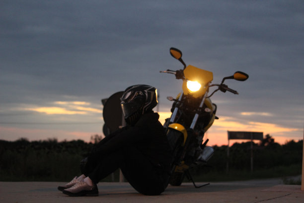 男人喜欢摩托车图片下载