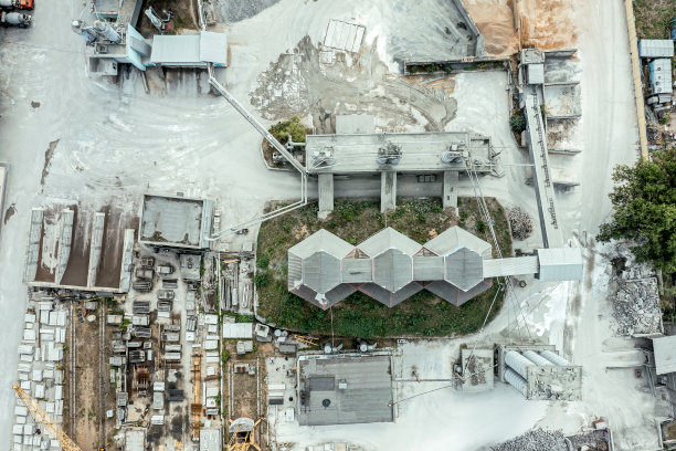 混凝土搅拌站。混凝土配料厂堆场内填满了各种堆积的砂石。鸟瞰图。图片下载