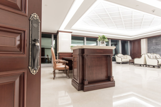 酒店接待处和休息区的沙发，复古风格的装饰图片下载