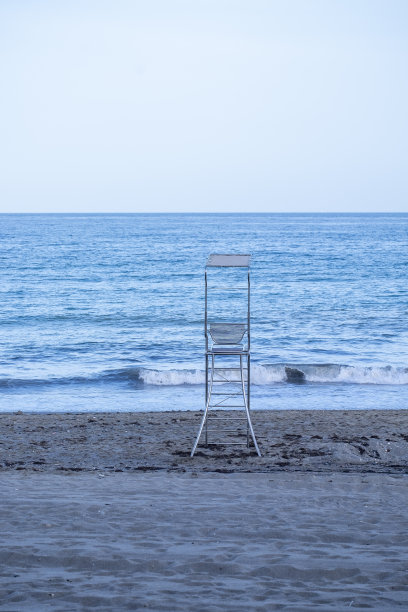 地中海沙滩上的金属塔、椅子或救生柱图片下载