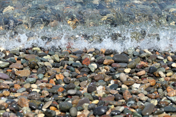 巴统海滩上湿的小鹅卵石图片下载