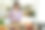 女人在厨房的木板上切黄瓜图片下载