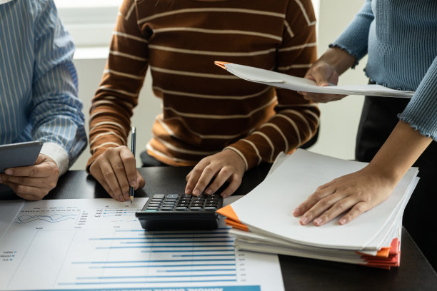 与年轻人成功创业，创意团队头脑风暴，业务同事的合作，或合作者的团队合作想法，远程图片。图片下载