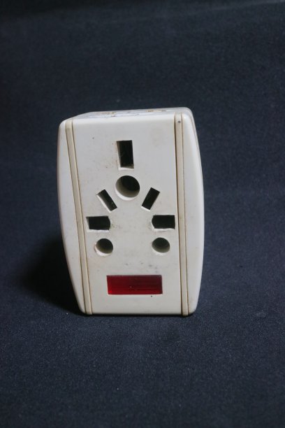 白色的电源插座已经磨损图片下载