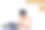 一头卷发的年轻亚洲男子坐在咖啡馆里使用电子设备工作图片下载
