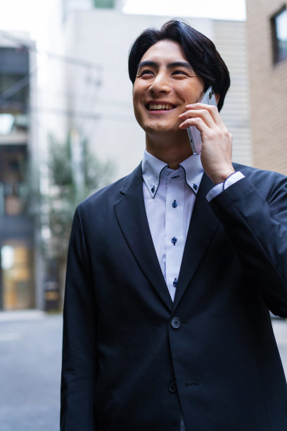 西装革履的日本人正在打电话图片下载