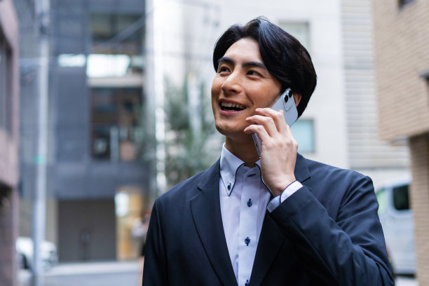 西装革履的日本人正在打电话图片下载