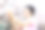 成熟的日本女子用手机给樱花拍照图片下载