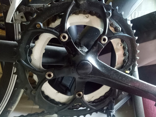 照片的自行车曲柄在黑色图片下载