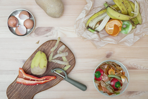 把蔬菜削皮用于烹调和把削皮做成堆肥的过程。从上面看。图片下载