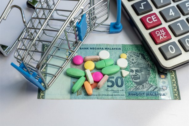 白色孤立背景上的马来西亚林吉特和药品。马来西亚的医药成本概念。图片下载