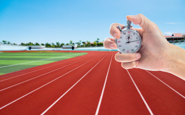 人的手在跑道上拿着秒表图片下载