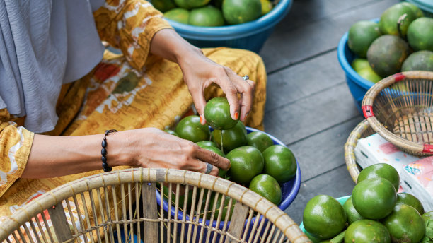 在河边的房子里，班贾尔妇女正在把水果装进篮子里图片下载