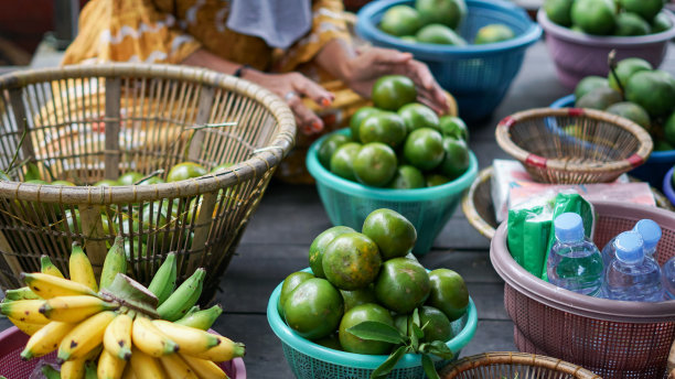 在河边的房子里，班贾尔妇女正在把水果装进篮子里图片下载