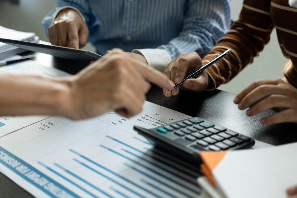 与年轻人成功创业，创意团队头脑风暴，业务同事的合作，或合作者的团队合作想法，远程图片。图片下载