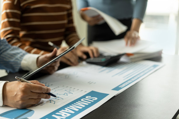 与年轻人成功创业，创意团队头脑风暴，业务同事的合作，或合作者的团队合作想法，远程图片。图片下载