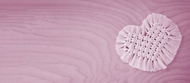 手工编织心形餐巾。生态diy家居装饰。天然材料，棉线。情人节。彩色图像图片下载