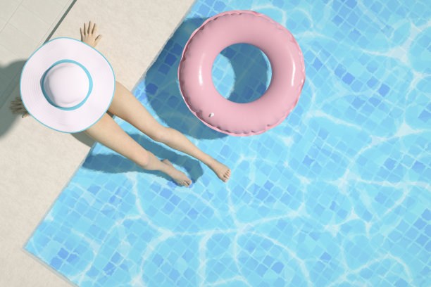 鸟瞰图，女子坐在泳池上，暑假背景图片下载