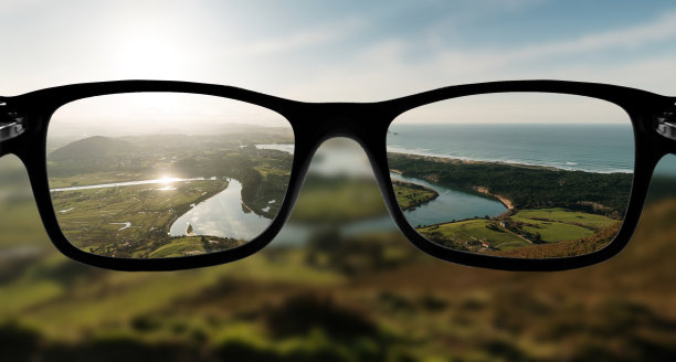聚焦风景的眼镜图片下载