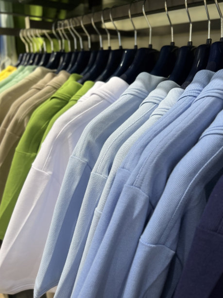 挂在衣架上的衬衫。男士的风格和衣橱。购物。图片下载