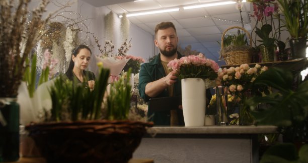 花商清点鲜花并接受顾客的订单图片下载