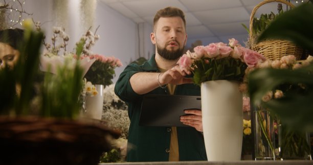 男花商使用数码平板电脑在线接收客户订单图片下载